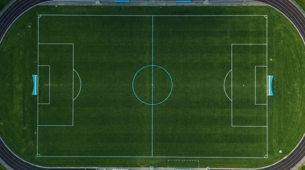 Fußballfeld aus der Vogelperspektive mit klaren Spielfeldmarkierungen