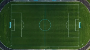 Fußballfeld aus der Vogelperspektive mit klaren Spielfeldmarkierungen